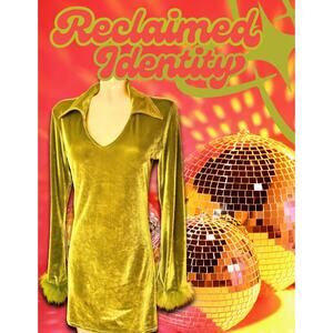 Glamorous Y2k velvety green dress with feathered cuffs